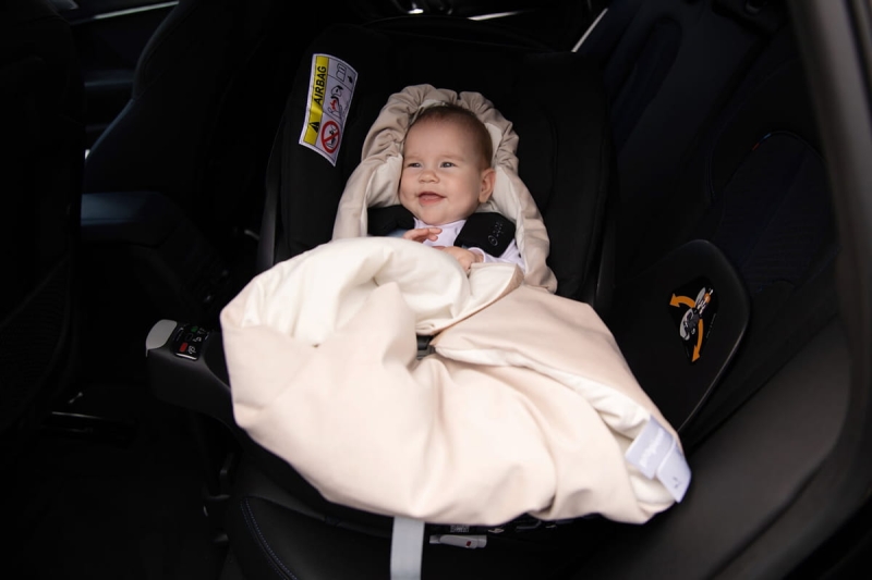 Otulacz-do-fotelika-samochodowego-i-gondoli-bezowy.jpg
