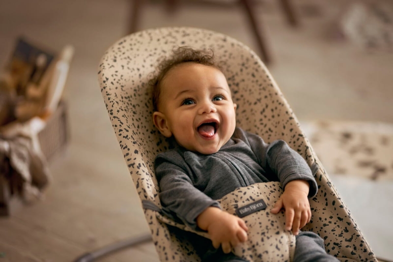 BABYBJORN-BLISS-WOVEN-Beige-Dark-grey-print-2.jpg