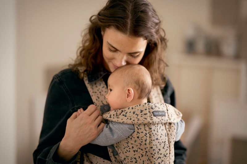 BABYBJORN-MINI-Woven-Beige-Dark-grey-print3.jpg