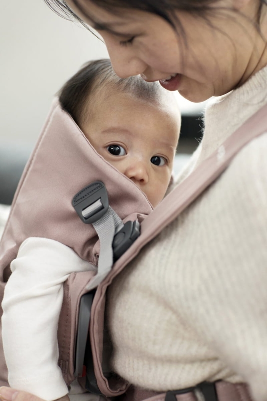 BABYBJORN-MINI-Woven-nosidelko-Zgaszony-Roz-3.jpg