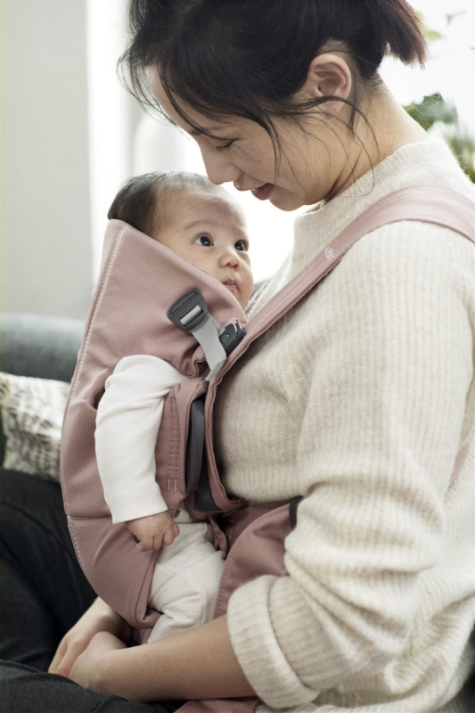 BABYBJORN-MINI-Woven-nosidelko-Zgaszony-Roz-4.jpg