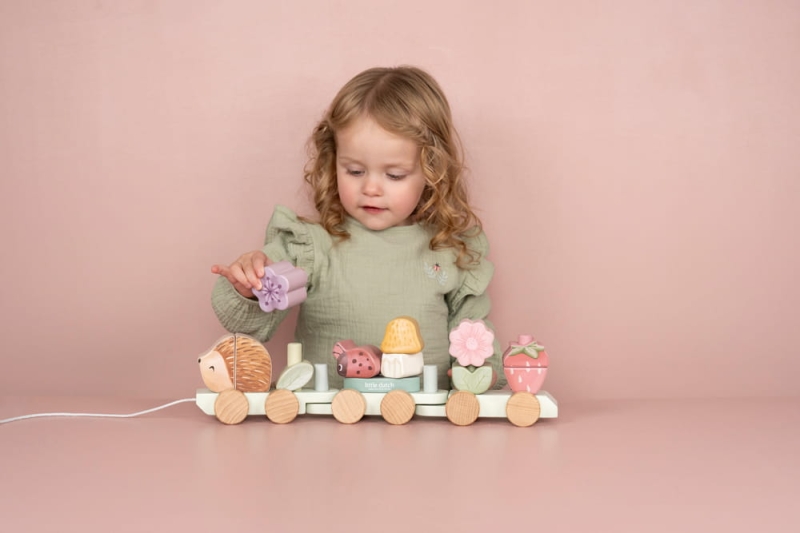 LD7335---Stacking-train-Hedgehog---Fairy-Garden-1.jpg