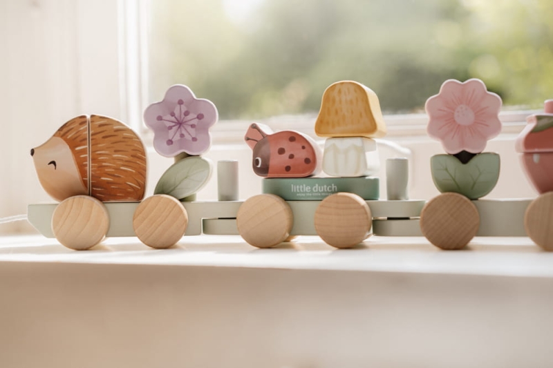 LD7335---Stacking-train-Hedgehog---Fairy-Garden-2.jpg