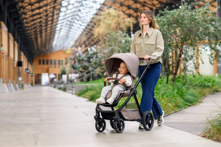 Maxicosi_Stroller_Oxford_PLUS-LIFESTYLE-2.jpg