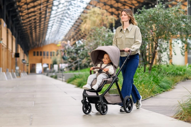 Maxicosi_Stroller_Oxford_PLUS-LIFESTYLE-2.jpg
