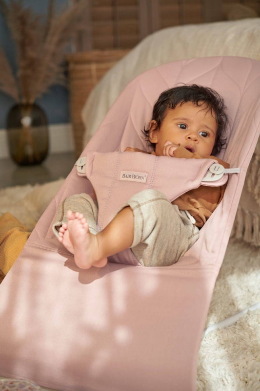 pol_pl_BABYBJORN-lezaczek-BLISS-Woven-Petal-Quilt-Zgaszony-roz-Zabawka-Googly-Eyes-Pastels-35356_7-(1).jpg