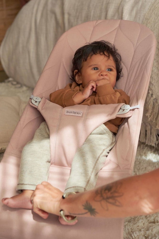 pol_pl_BABYBJORN-lezaczek-BLISS-Woven-Petal-Quilt-Zgaszony-roz-Zabawka-Googly-Eyes-Pastels-35356_12.jpg