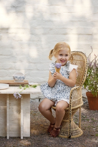 elodie-details-sliniaczek-fartuszek-garden-leo-toile-lifestyle.jpg