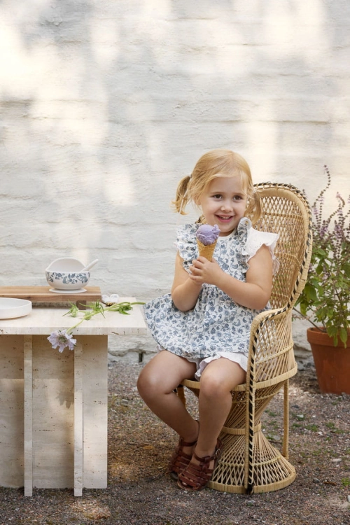 elodie-details-sliniaczek-fartuszek-garden-leo-toile-lifestyle.jpg