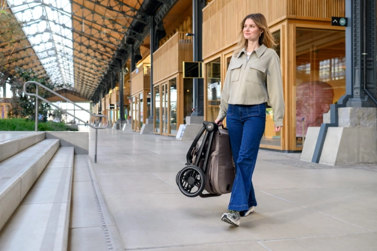 Maxicosi_Stroller_Oxford_PLUS-LIFESTYLE-1.jpg