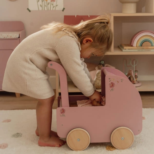 little-dutch-drewniany-wozek-dla-lalek-z-posciela3.jpg