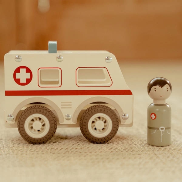 little-dutch-drewniany-ambulans2.jpg