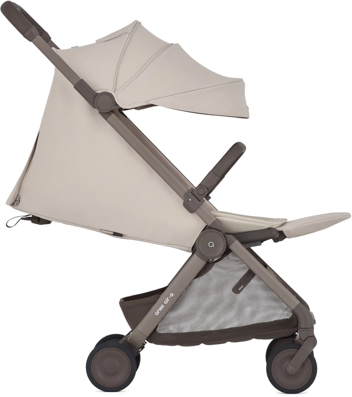 Jasny wózek dziecięcy z regulowanym oparciem i podnóżkiem. Pozycja leżąca.