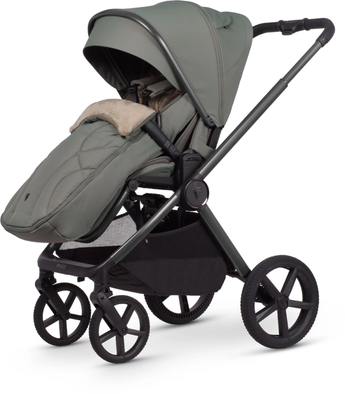 Wózek typu spacerówka ze śpiworkiem