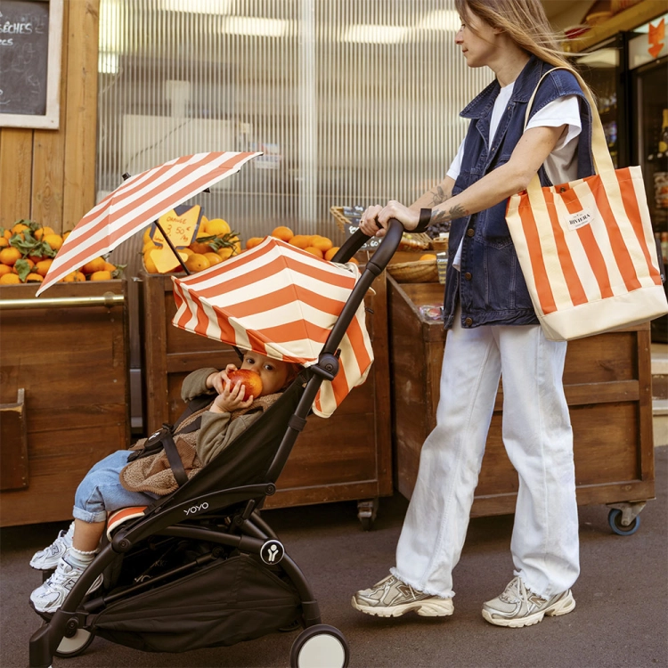 stokke-yoyo-3-lekki-wozek-spacerowy-riviera-summer-capri-zdjecie-lifestyle