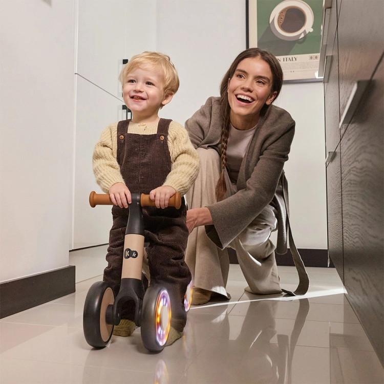 kinderkraft-rowerek-biegowy-dziecko-z-mama-zdjecie-na-zywo-cutie-flash-beige.jpg