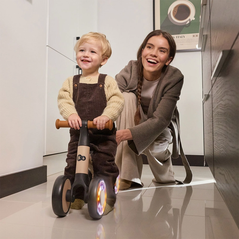 kinderkraft-rowerek-biegowy-dziecko-z-mama-zdjecie-na-zywo-cutie-flash-beige.jpg
