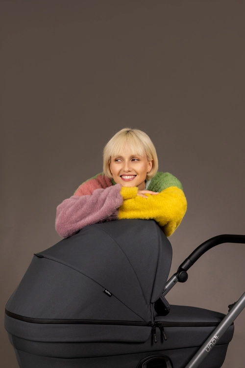 tutis-uno-6-plus-wozek-dzieciecy-2w1-zdjecie-lifestyle-kolor-anthracite.jpg