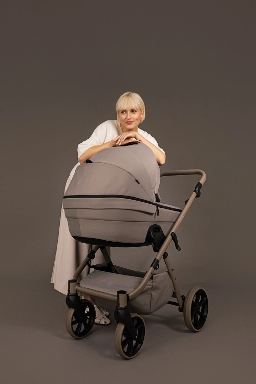 tutis-uno-6-plus-wozek-dzieciecy-2w1-zdjecie-lifestyle-kolor-taupe.jpg