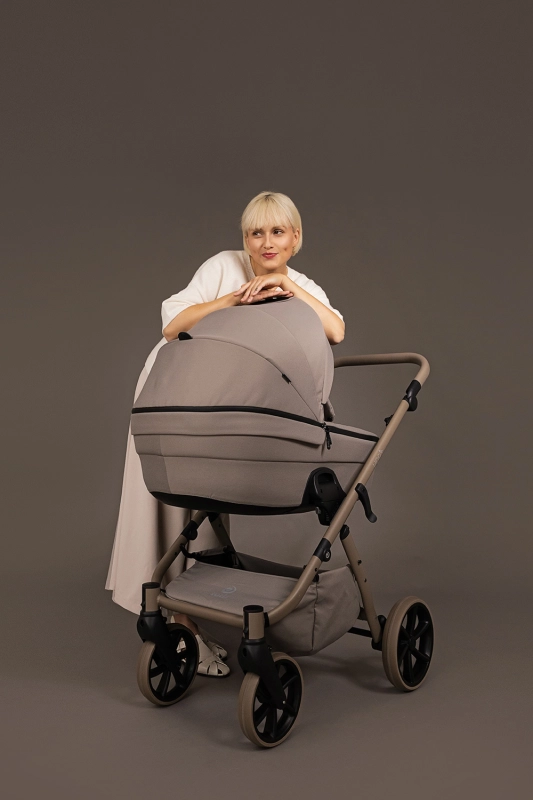 tutis-uno-6-plus-wozek-dzieciecy-2w1-zdjecie-lifestyle-kolor-taupe.jpg