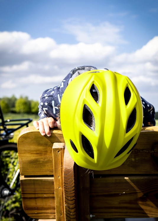 bobike-go-kask-rowerowy-dla-dziecka-xs-firefly-fluo-zdjecie-lifestyle.jpg