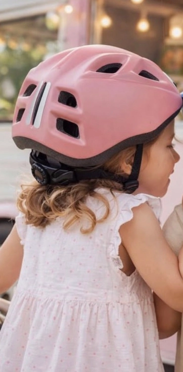 bobike-go-kask-rowerowy-dzieciecy-s-candy-pink-zdjecie-lifestyle.jpg
