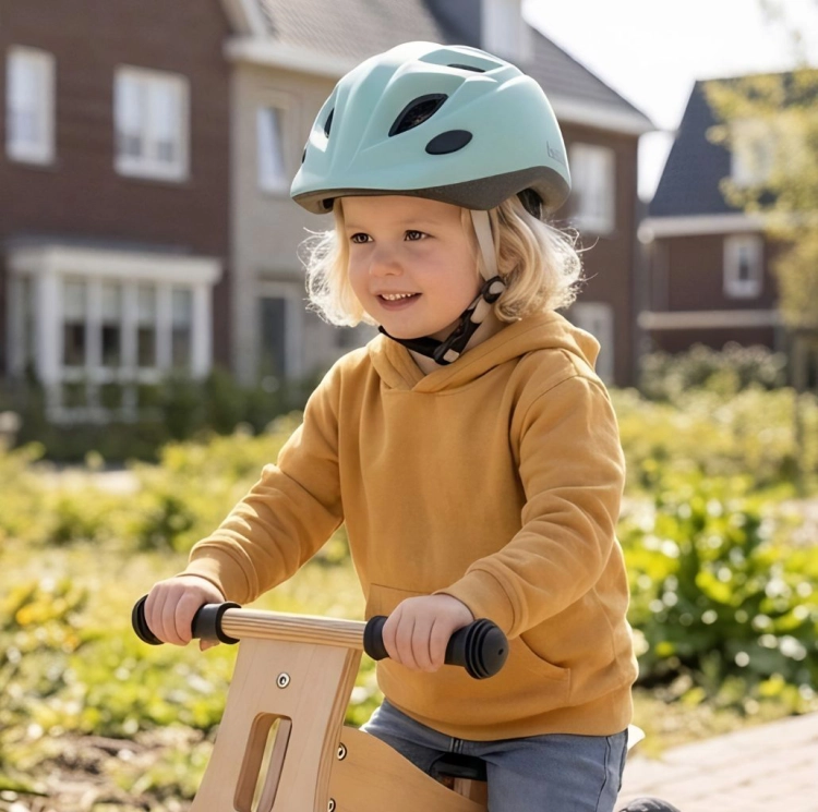 bobike-go-s-kask-rowerowy-dzieciecy-marshmallow-mint-zdjecie-lifestyle.jpg