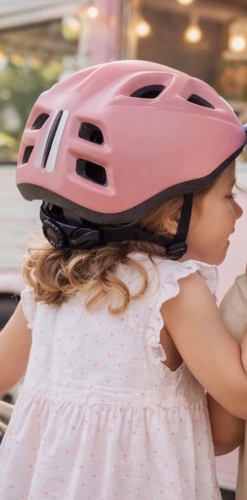bobike-go-kask-rowerowy-dzieciecy-xxs-candy-pink-zdjecie-lifestyle.jpg