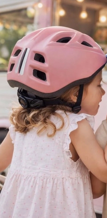 bobike-go-kask-rowerowy-dzieciecy-xxs-candy-pink-zdjecie-lifestyle.jpg