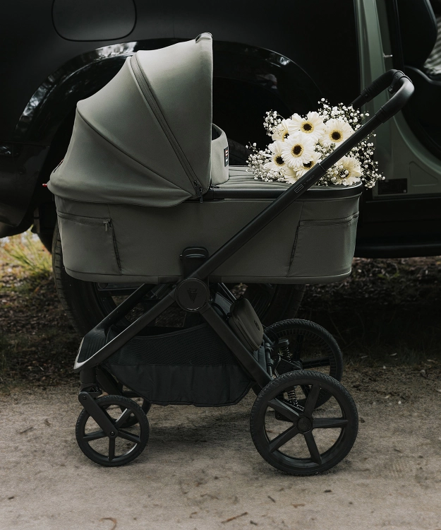 venicci-upline-3-wozek-wielofunkcyjny-2w1-kolekcja-hunter-dark-olive-zdjecie-lifestyle.jpg