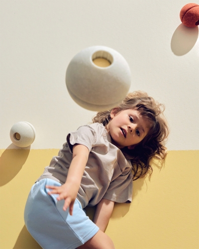 modu-foam-ball-sand-grey-honey-yellow-zdjecie-lifestyle.jpg