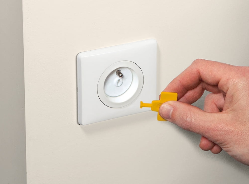 safety1st_homesafety_safetyitem_eurooutletplugswithremovableKey_2017_insituation.jpg
