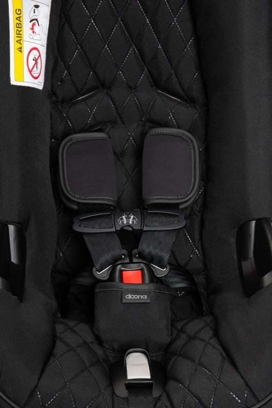 mobilny-fotelik-samochodowy-doona-midnight-torba-essential_wm_9536_20230_10.jpg