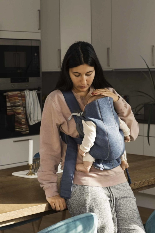 pol_pl_BABYBJORN-MINI-3D-Jersey-nosidelko-Niebieski-6370_2.jpg