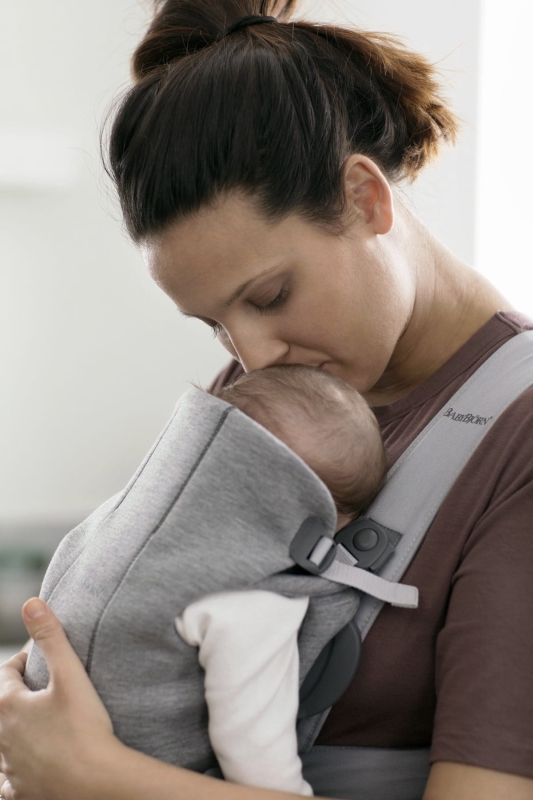 pol_pl_BABYBJORN-MINI-3D-Jersey-nosidelko-Jasny-szary-4196_10.jpg