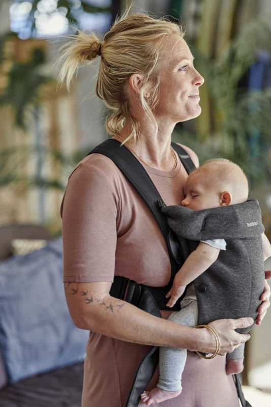 pol_pl_BABYBJORN-MINI-3D-Jersey-nosidelko-Szaroczarny-7824_2.jpg