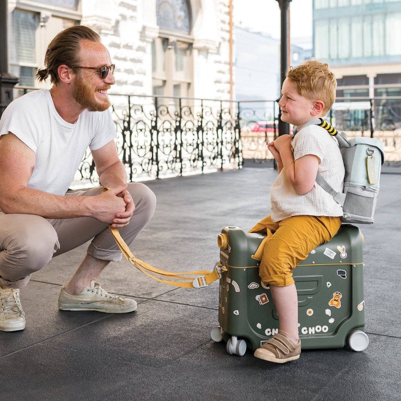 pol_pl_Jetkids-by-Stokke-BedBox-R-Dziecieca-Podrozna-Walizka-na-Kolkach-Rozkladana-w-Samolocie-Jako-Lozeczko-Golden-Olive-54829_7.jpg
