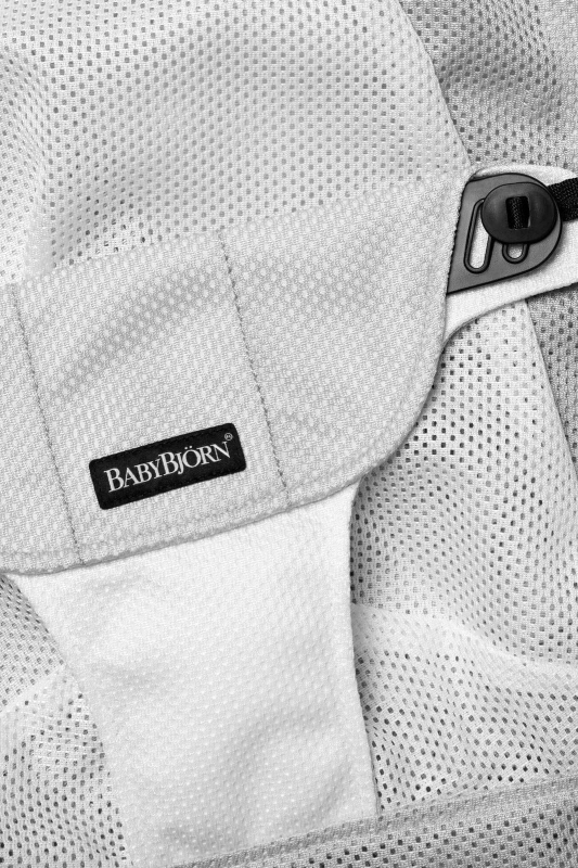 babybjornposzyciesilverwhite2.jpg