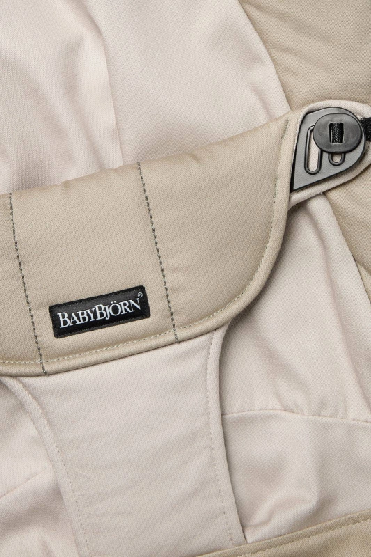babybjornposzyciecottonkhakibeige2.jpg