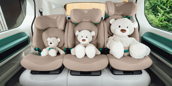 3 foteliki na tylnej kanapie Britax Romer