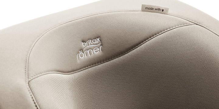 Stylowy fotelik samochodowy dla dziecka