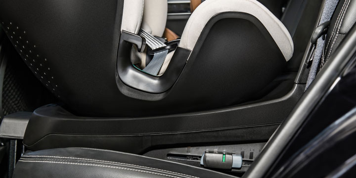 Fotelik na ISOFIX z regulowaną nogą stabilizującą i niezależnymi złączami zapewniający stabilny montaż w samochodzie.